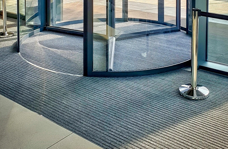 Drehtür mit Aluprofilfußmatte im Innenbereich
