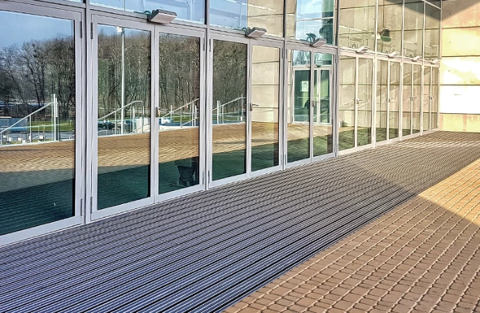 Aluprofilfußmatte im Außenbereich